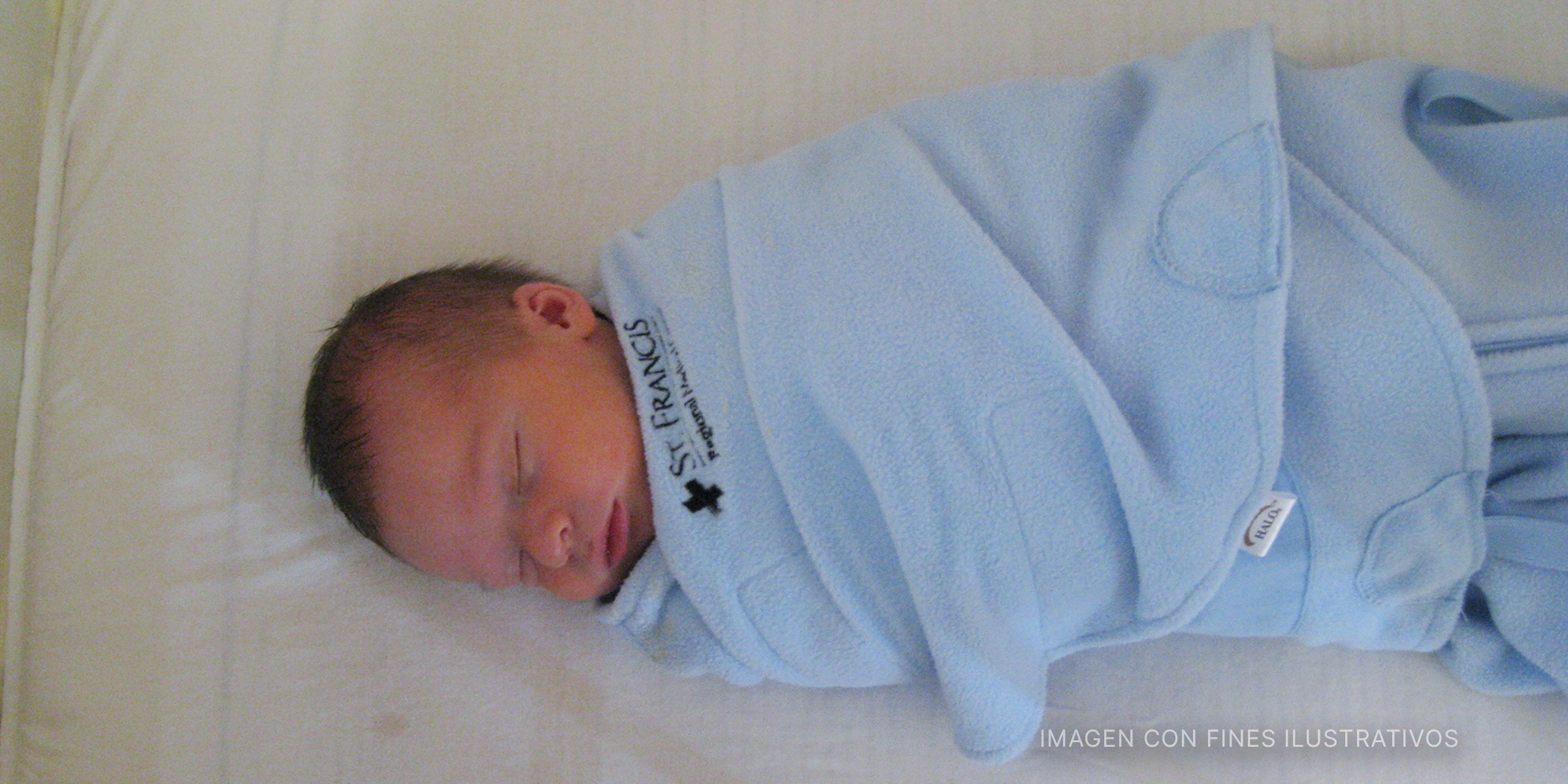 Bebé envuelta en una manta azul. | Foto: Flickr/EtanSivad (CC BY-SA 2.0)