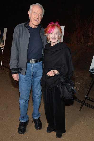 Mike Farrell et l'actrice Shelly Fabares aux grottes de Bronson à Griffith Park le 24 février 2014. | Photo : Getty Images