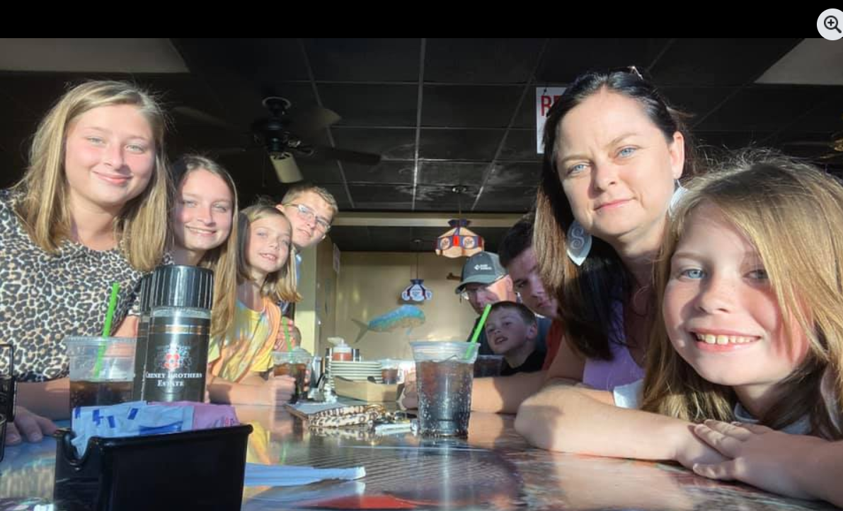 Stephanie and Donnie Culley with their children at Crabby Bill's in St. Pete Beach, Florida, in a post dated November 29, 2019 | Source: Facebook/Stephanie Baylous Culley