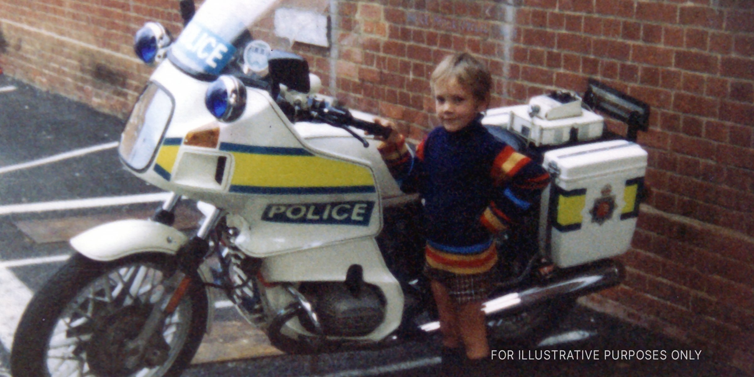 Child next to police bike | Source: Flickr / simon_music (CC BY-SA 2.0)