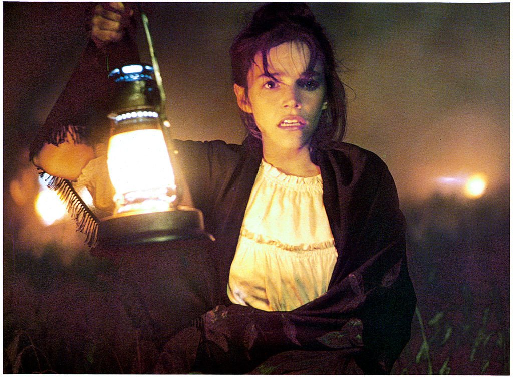 Linda Manz tenant une lanterne dans une scène du film "Days Of Heaven", 1978. | Photo : Getty Images