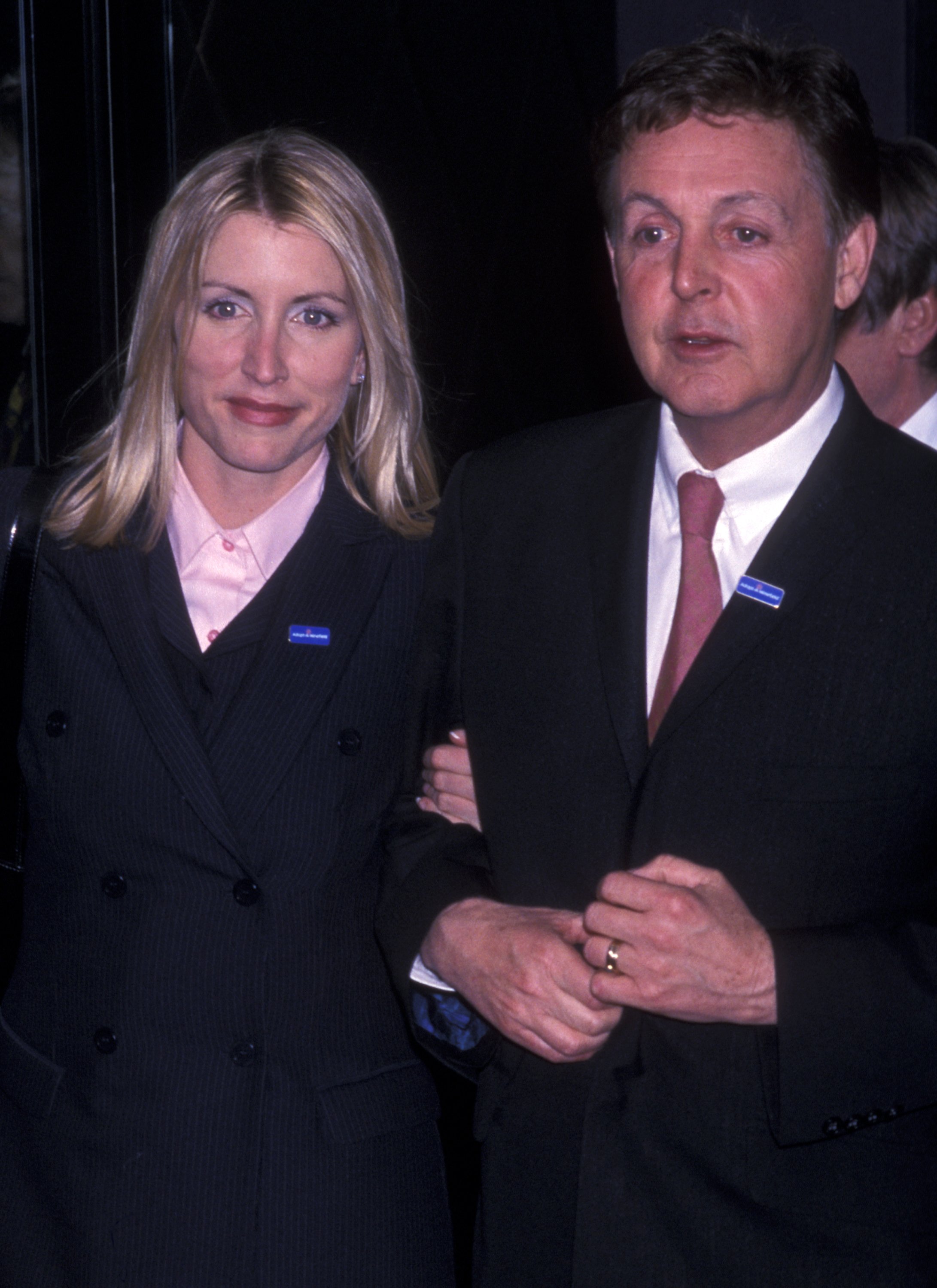 Paul McCartney y su esposa Heather Mills en la gala benéfica Adopt A Minefield en honor a Paul McCartney, el 20 de abril de 2001 en el Hotel W. Tuscany en Nueva York. | Foto: Getty Images