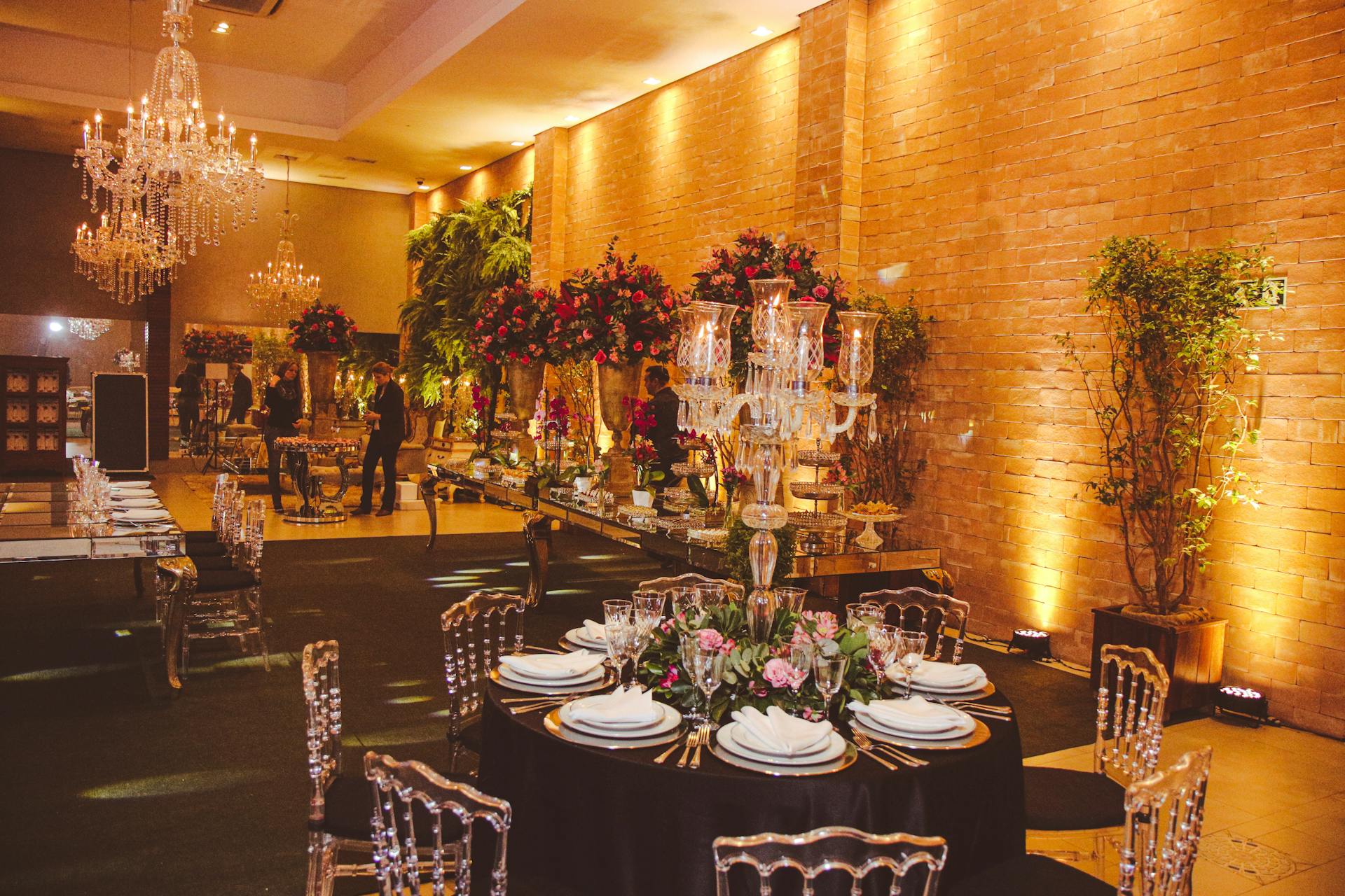 A banquet hall decorated with flower arrangements and chandeliers | Source: Pexels