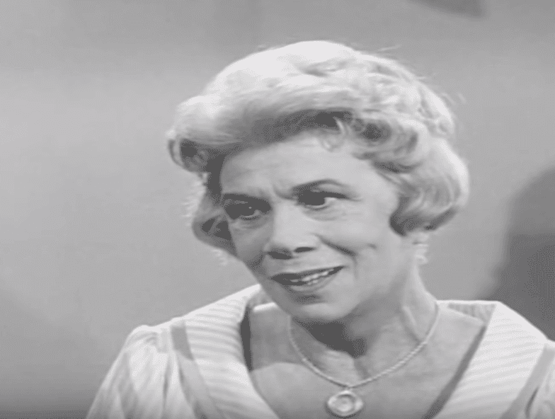 Bea Benaderet dans la sitcom à succès "Petticoat Junction" | Photo: YouTube / CANAL DE COMÉDIE CLASSIQUE Bea Benaderet dans la sitcom à succès "Petticoat Junction" | Photo: YouTube / CANAL DE COMÉDIE CLASSIQUE