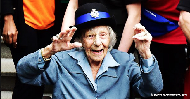 Policía "arresta" a abuelita de 104 años y le cumplen el principal sueño de su vida