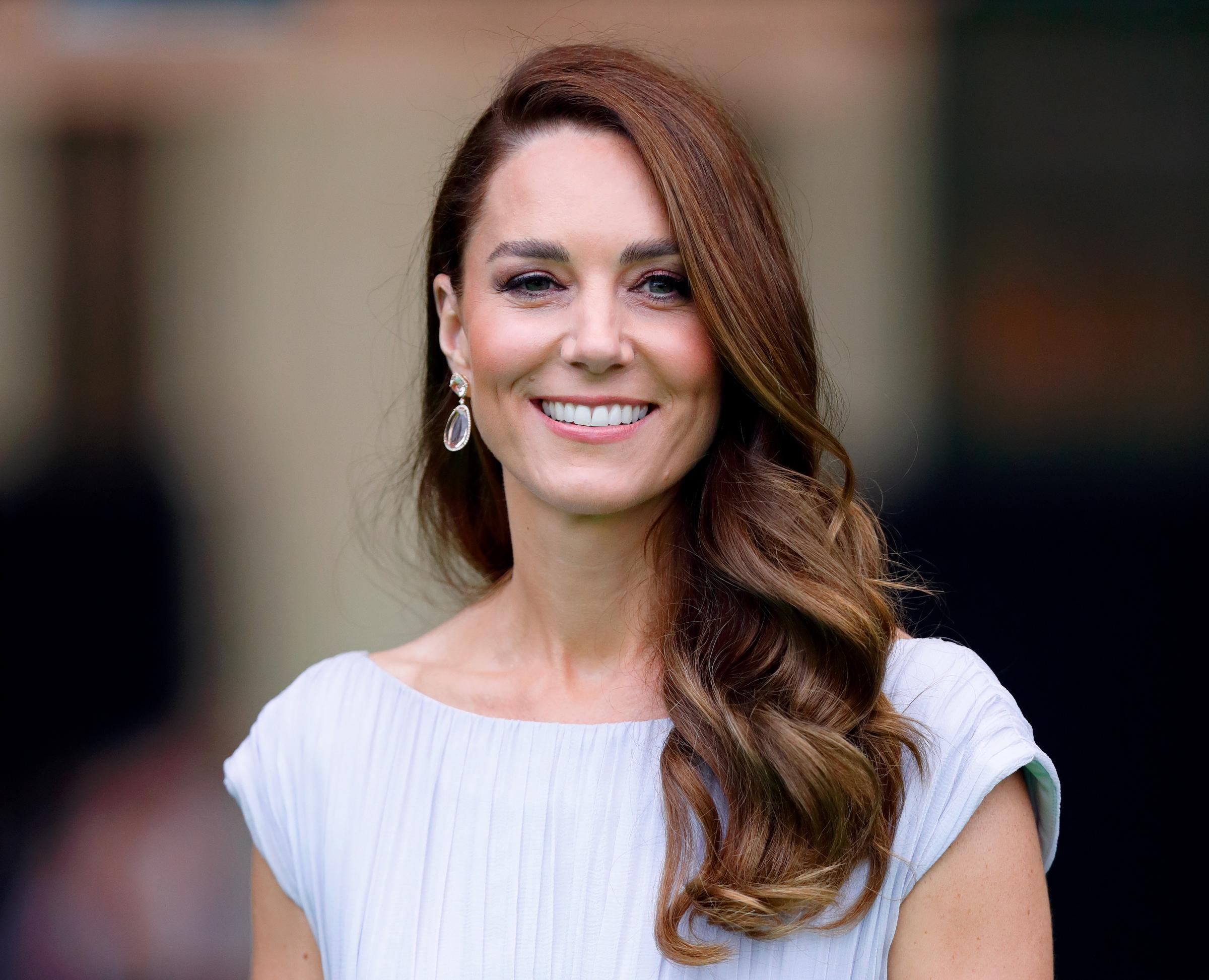 At the Earthshot Prize on October 17, 2021, Princess Catherine stuns in a pale lavender gown with her glossy, copper-toned brunette hair styled in loose Hollywood waves over one shoulder.