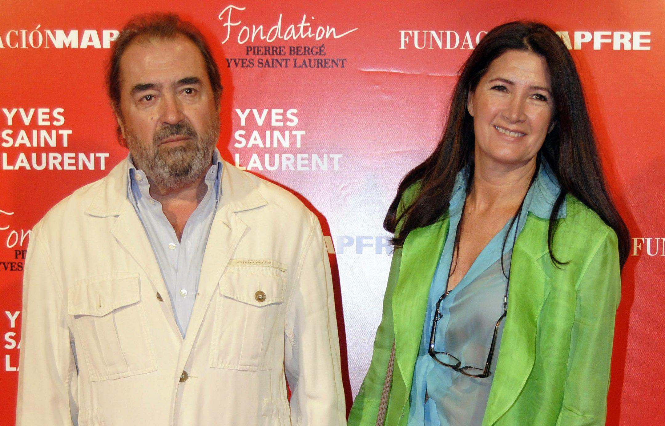 Patxi Andión y Gloria Monis en la inauguración de la exposición ‘Yves Saint Laurent’, el 4 de octubre de 2011 en Madrid, España. | Foto: Getty Images