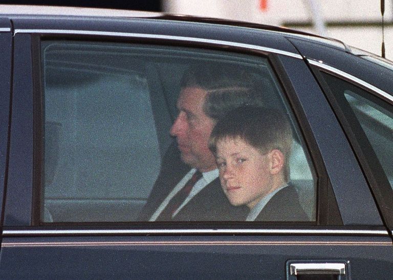 Le prince Harry et son père, le prince Charles, photographiés alors qu'ils quittent l'aéroport international de Vancouver au Canada. | Source : Getty Images