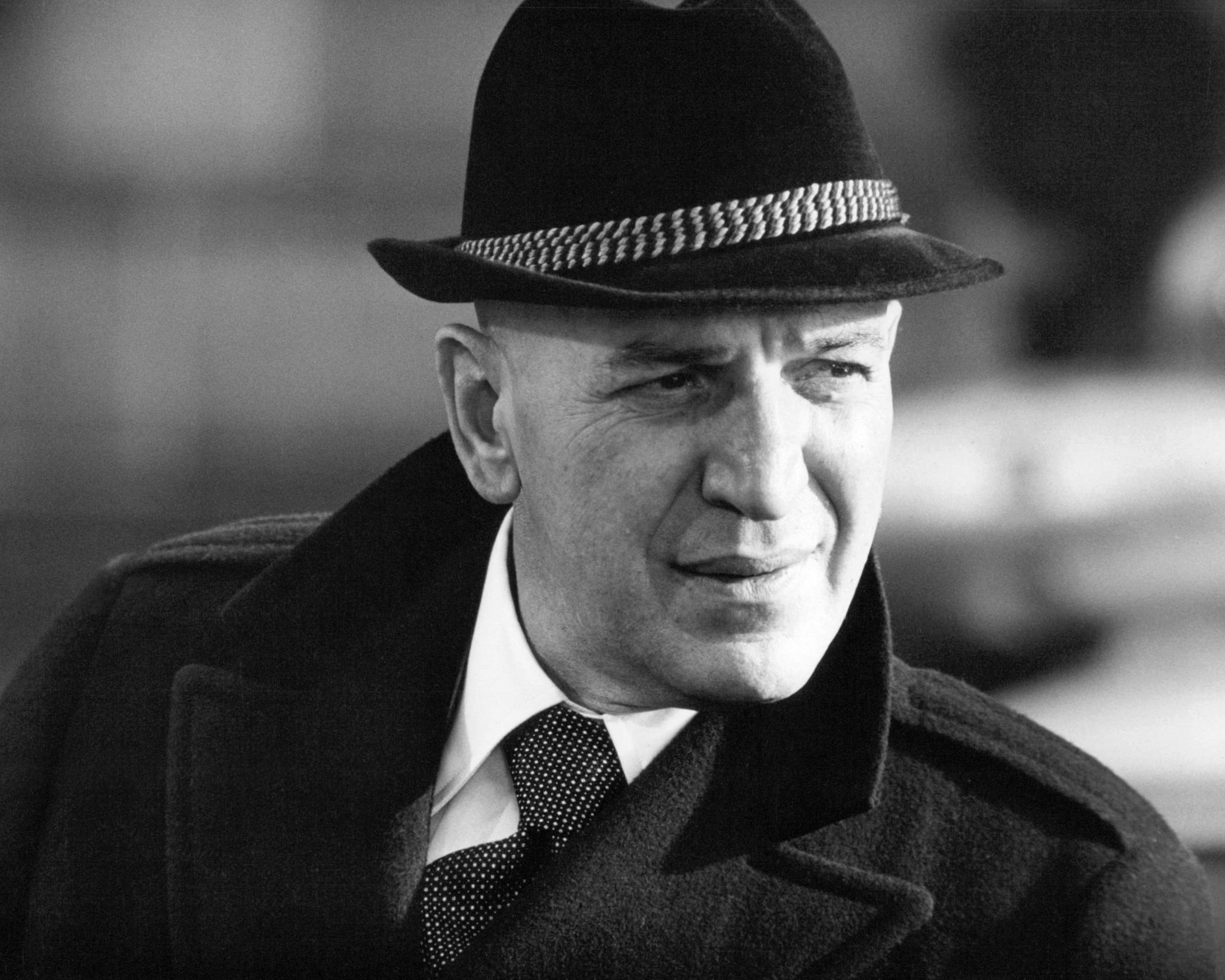 L'acteur américain Telly Savalas (1922 - 1994) en tant que détective lieutenant Theo Kojak dans la série télévisée policière 