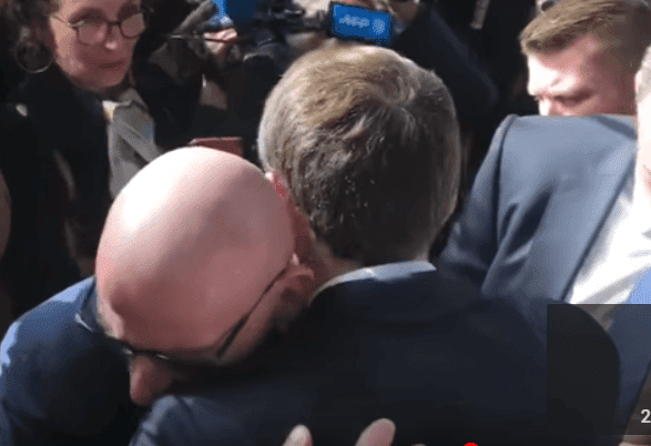 Emmanuel Macron prends un retraité dqns ses bras au Salon de l'Agriculture, le 23 févier 2019 | Photo: Youtube/BFMTV