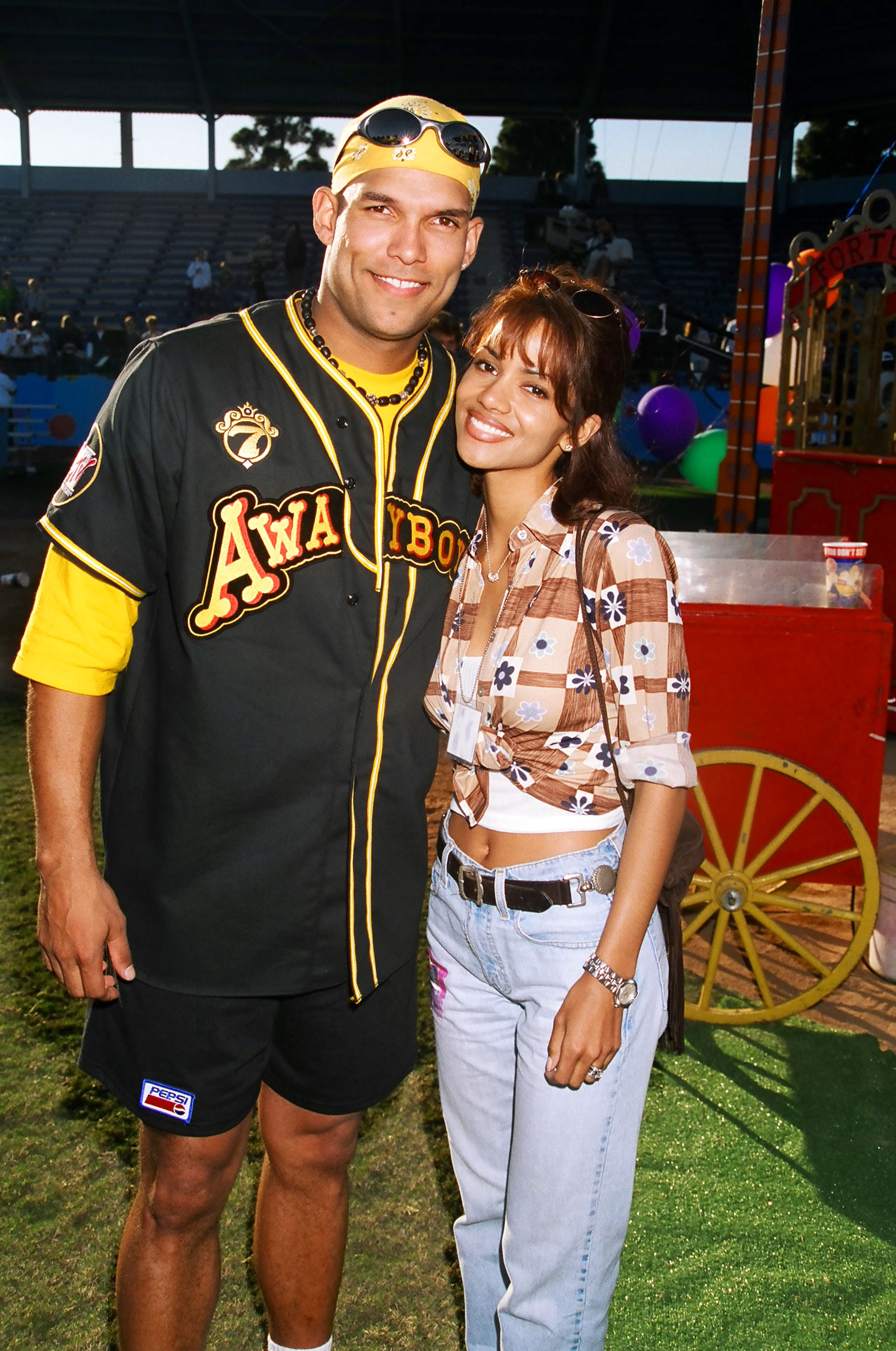 David Justice and Halle Berry pose at MTV's 7th Annual Rock 'n Jock Softball event on January 16, 1996, in Los Angeles, California. | Source: Getty Images