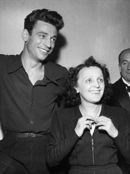 Yves Montand, chanteur et acteur français avec Edith Piaf (1915 - 1963), la légendaire chanteuse française. | Photo : Getty Images