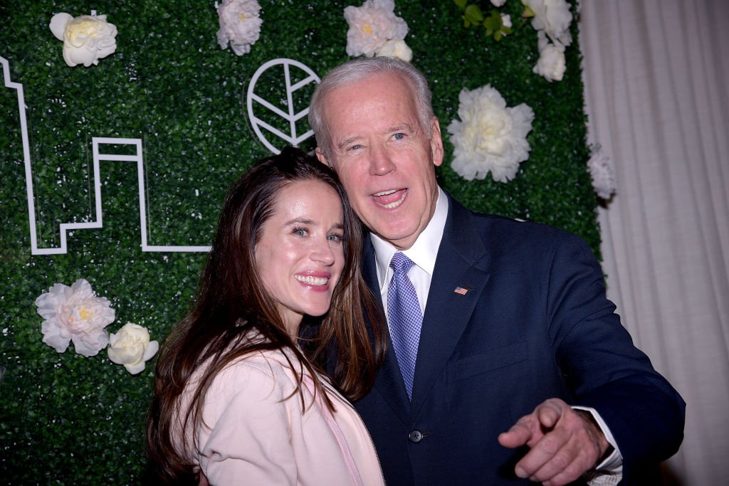 Ashley Biden y Joe Biden asisten al lanzamiento de Gilt x Livelihood en 2017. | Foto: Getty Images 