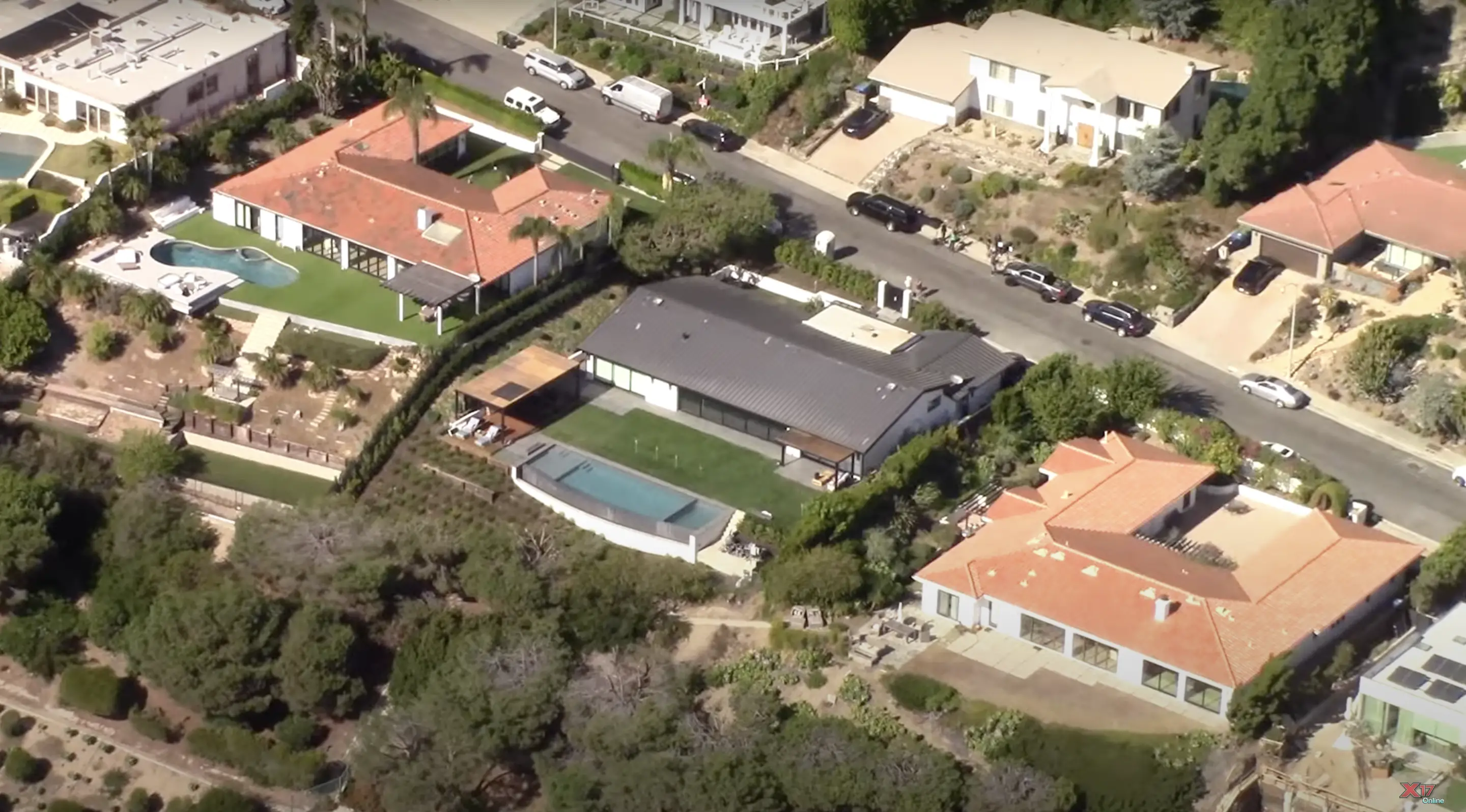 Aerial view of Matthew Perry's mid-century cottage from a video dated October 30, 2023 | Source: Youtube.com/@x17online