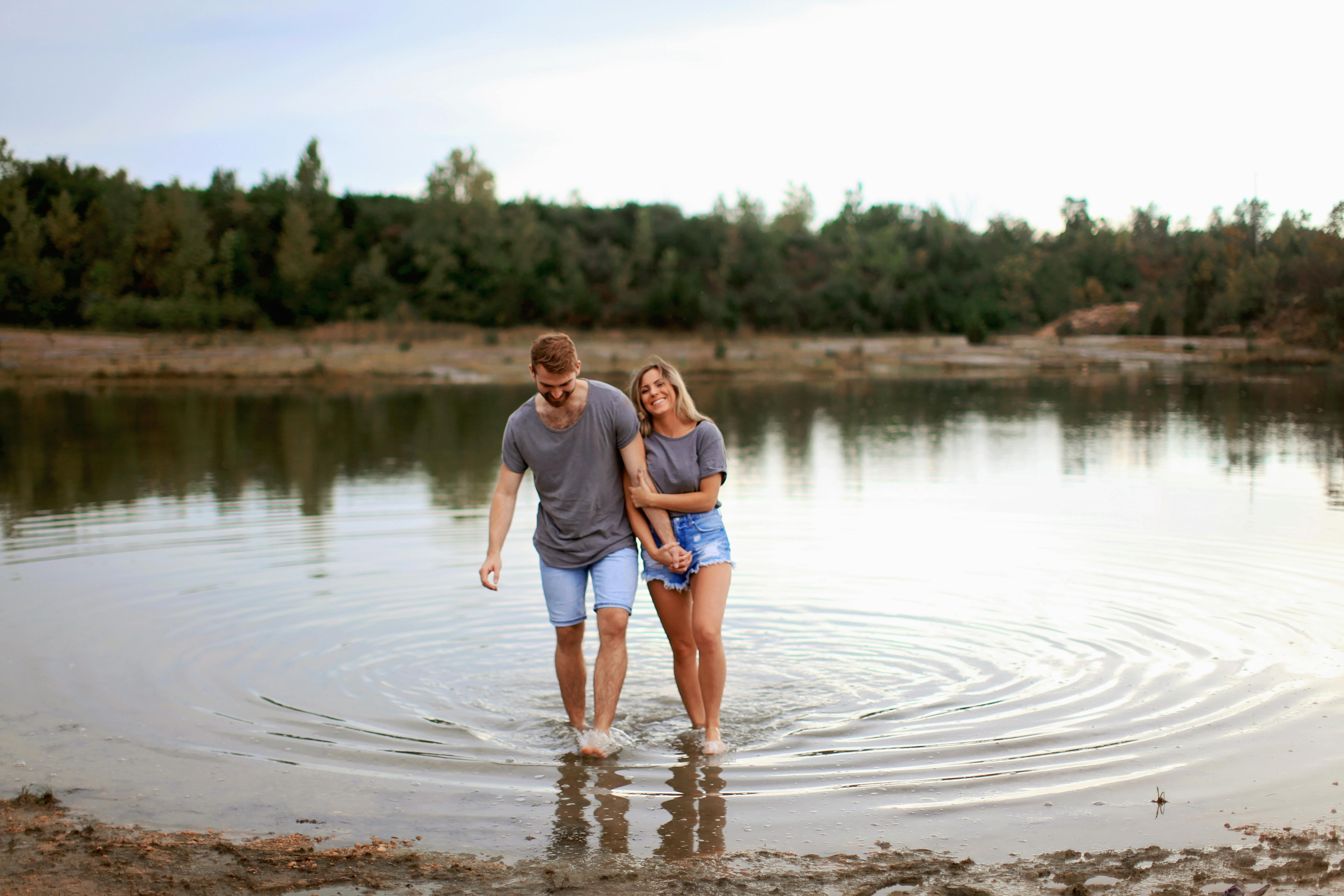 A happy couple walking in water | Source: Pexels