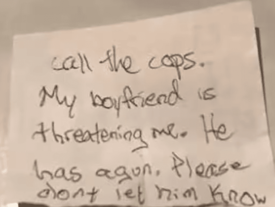 The note Caroline Reichle passed to the woman over the counter. | Source: youtube.com/KX News