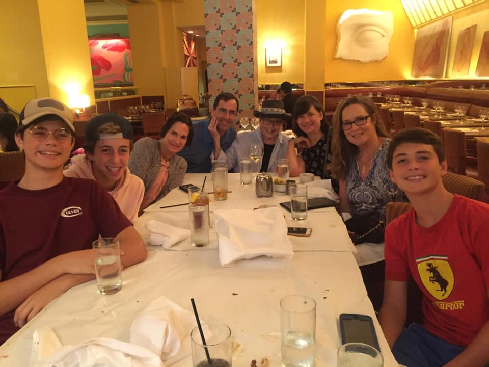 Déjeuner en famille avec Marj Dusay (au fond de la table) à New York, 2018. | Photo : Facebook Elizabeth Perine