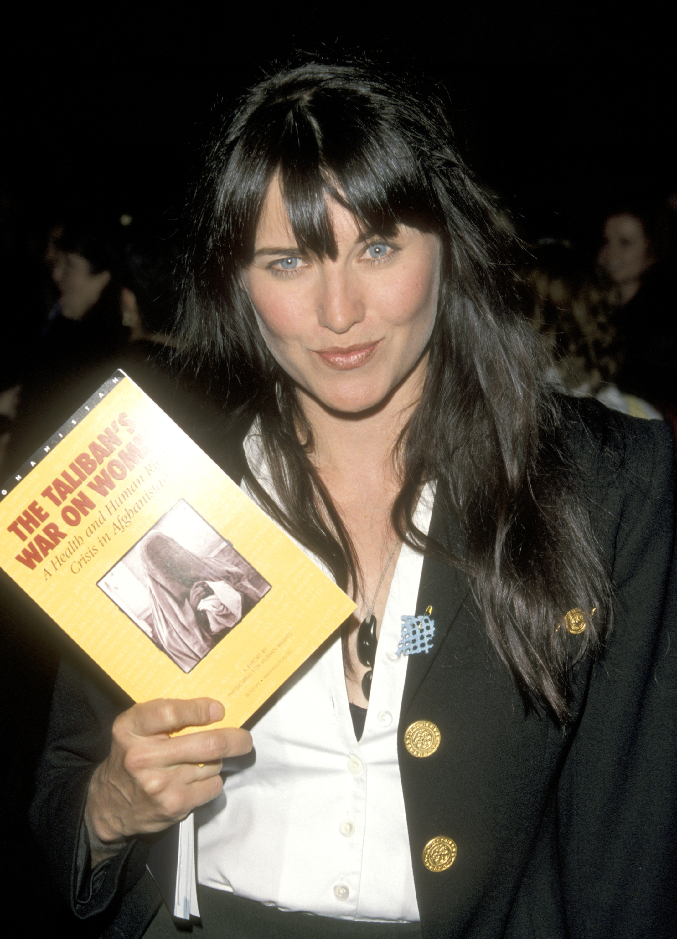 Lucy Lawless attends a rally for women's rights in Afghanistan at the DGA Theatre in Los Angeles on March 29, 1999 | Source: Getty Images