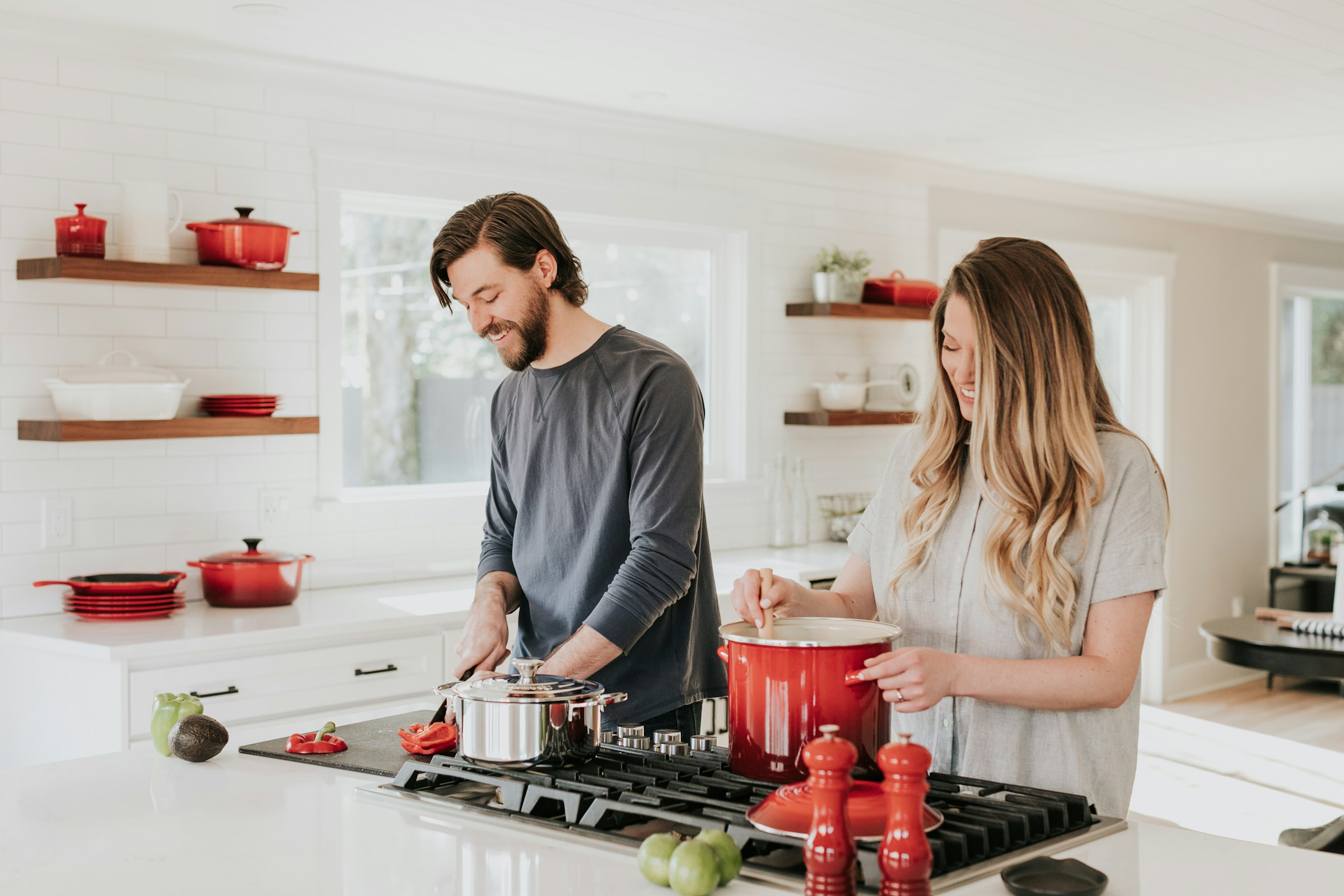 Happy couple cooking together. | Source: Unsplash