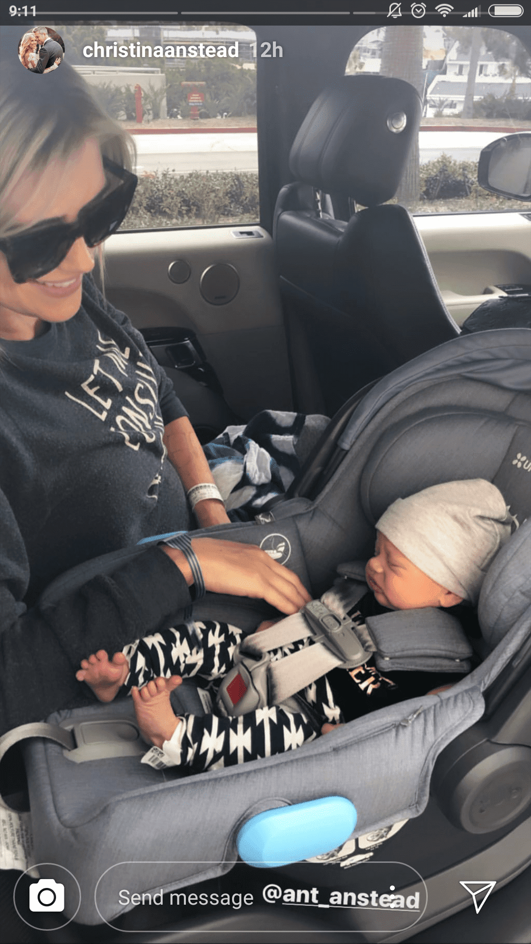 Christina Anstead on her way home from the hospital after giving birth to her baby boy, Hudson | Photo: instagram.com/christiananstead