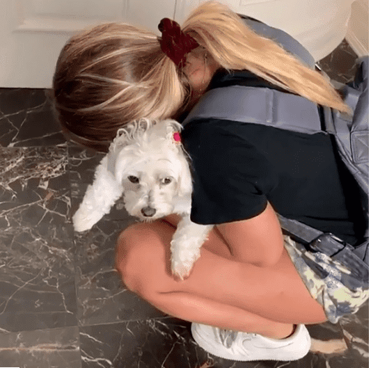  Gia Giudice embracing her dog as she leaves for school | Photo: Instagram/teresagiudice