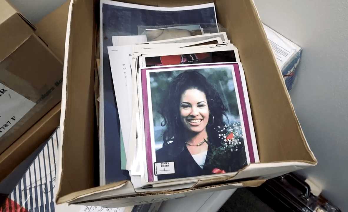 La caja de evidencia usada en el juicio contra Yoalda. Fuente: YouTube/Univisión La caja de evidencia usada en el juicio contra Yoalda. Fuente: YouTube/Univisión