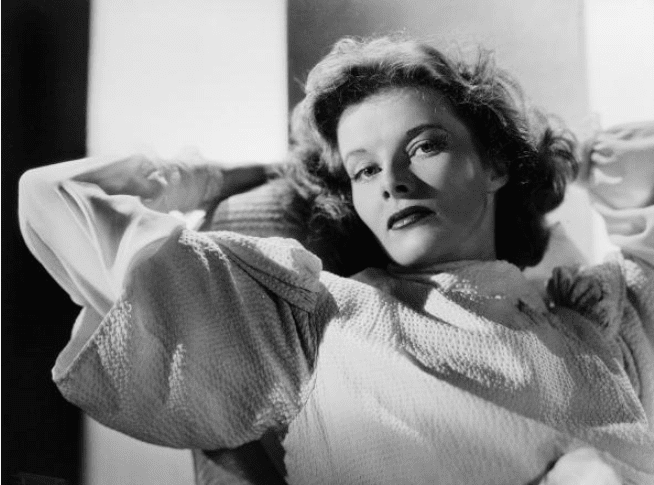 Katharine Hepburn relaxes with her hands behind her head, circa 1938. | Photo: Getty Images