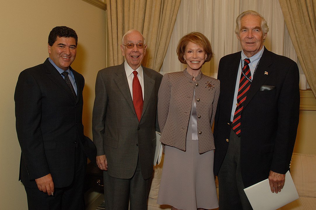 Mary Tyler Moore with the officials of the National Institutes of Health in 2006 | Photo: Wikimedia Commons Images