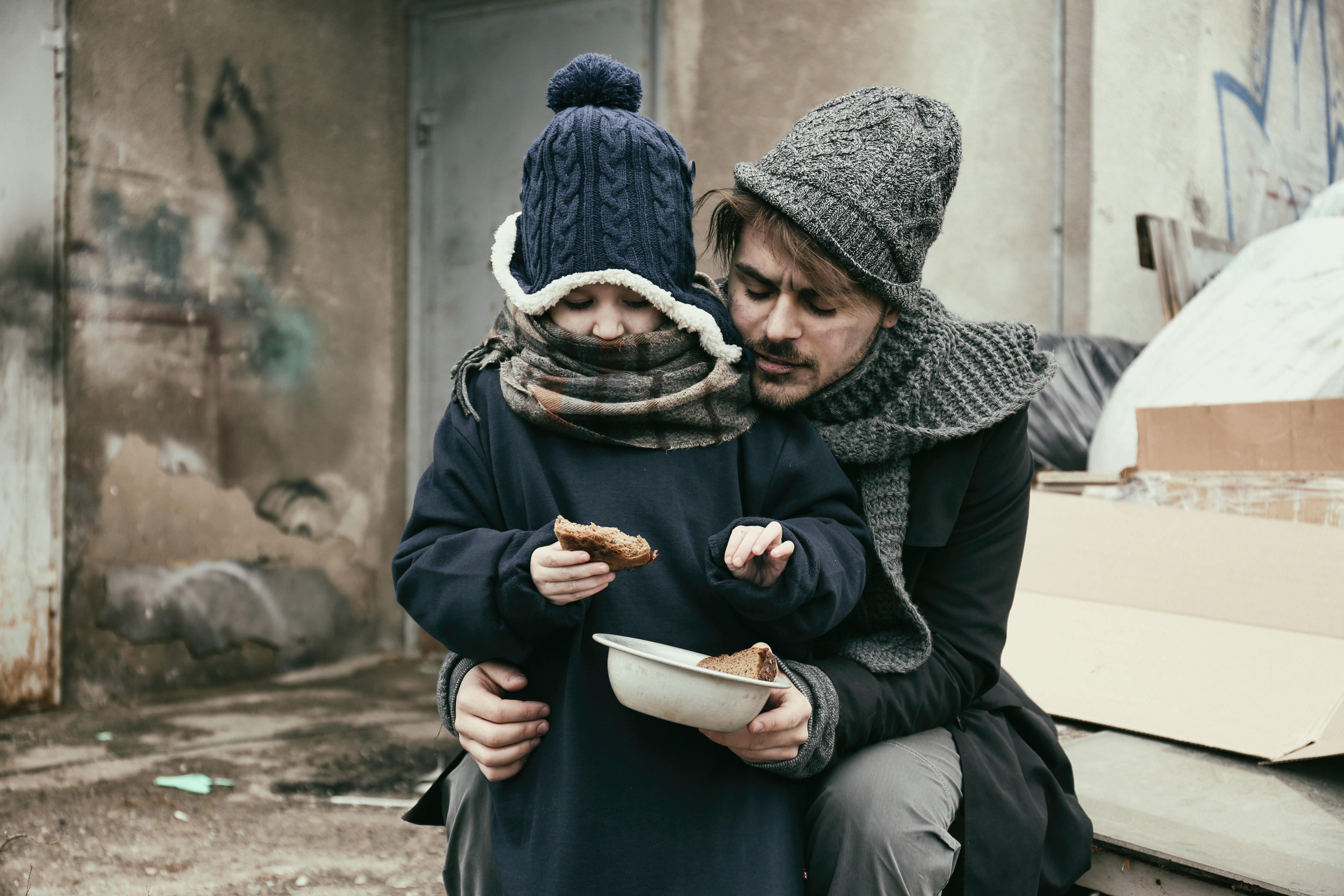 Hombre adulto y niña pequeña desamparados. | Foto: Shutterstock
