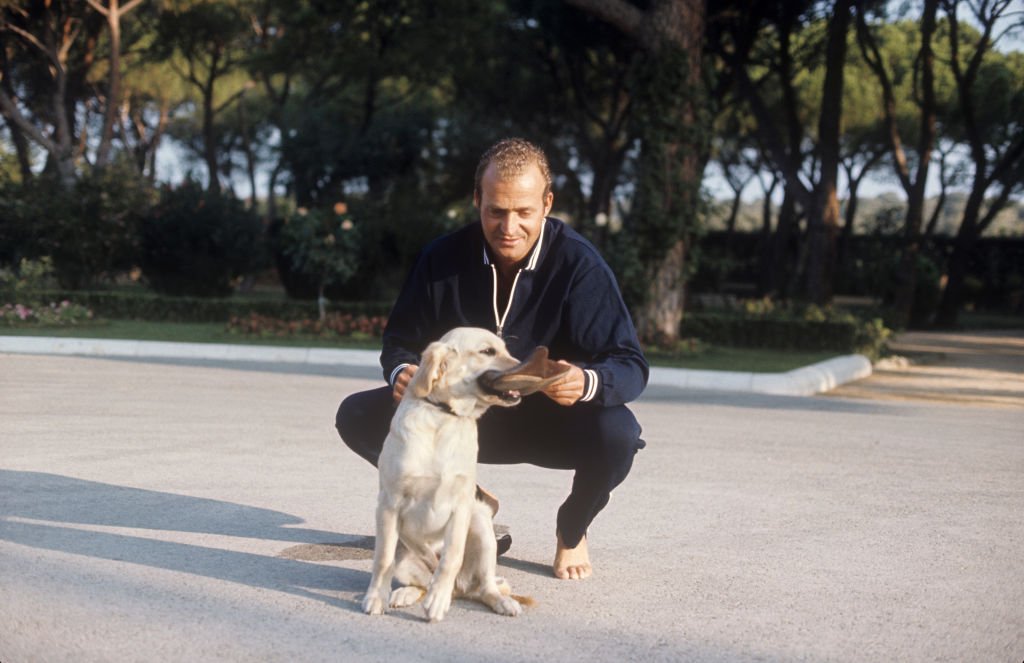 Juan Carlos I jugando con su perro labrador en octubre de 1974, Palma de Mallorca, España. | Foto: Getty Images