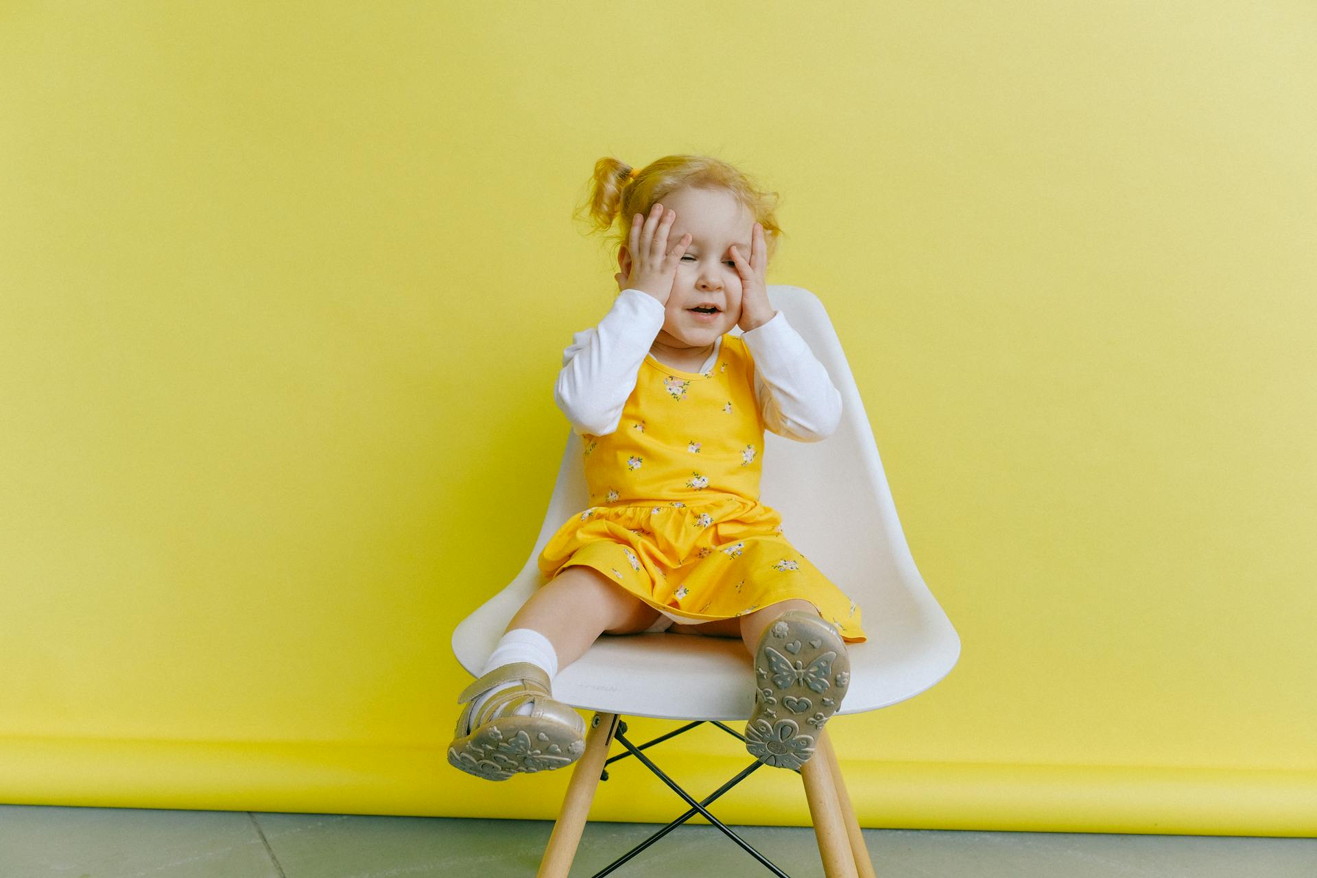 A little girl sitting on a chair | Source: Pexels