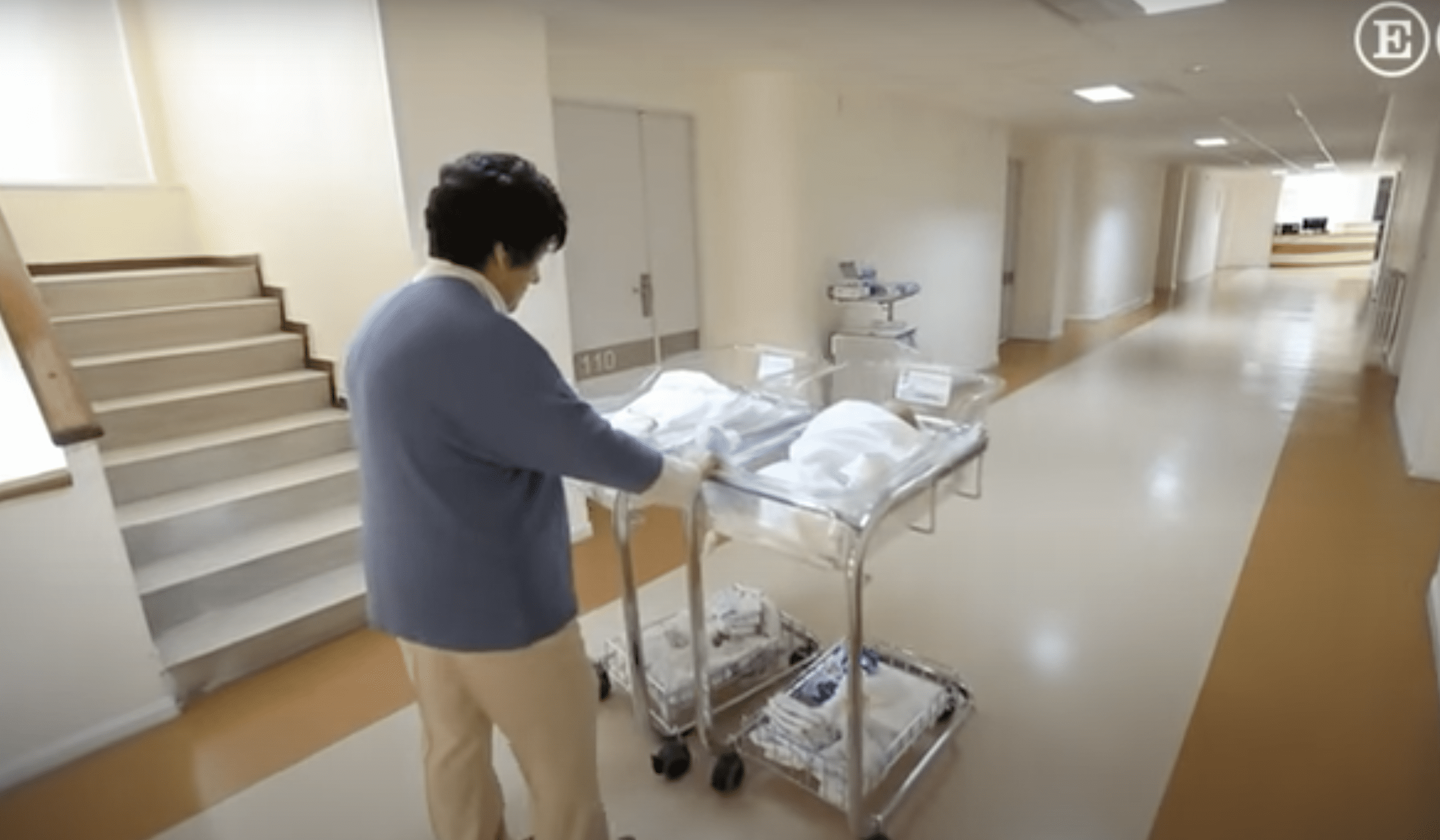 Mauricia Ibáñez with her twins at the hospital | Source: El País