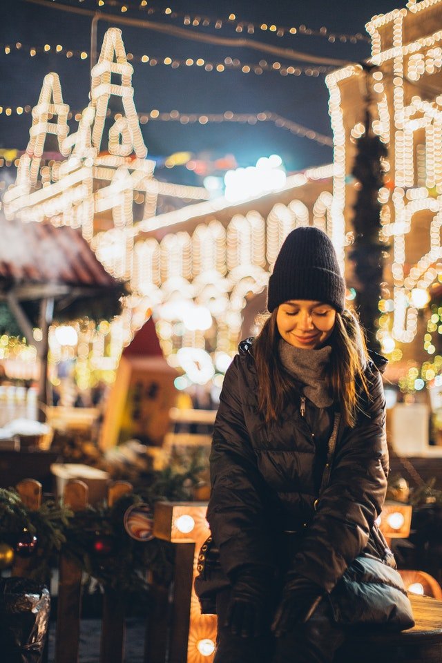 A modestly dressed young woman. | Source: Pexels.