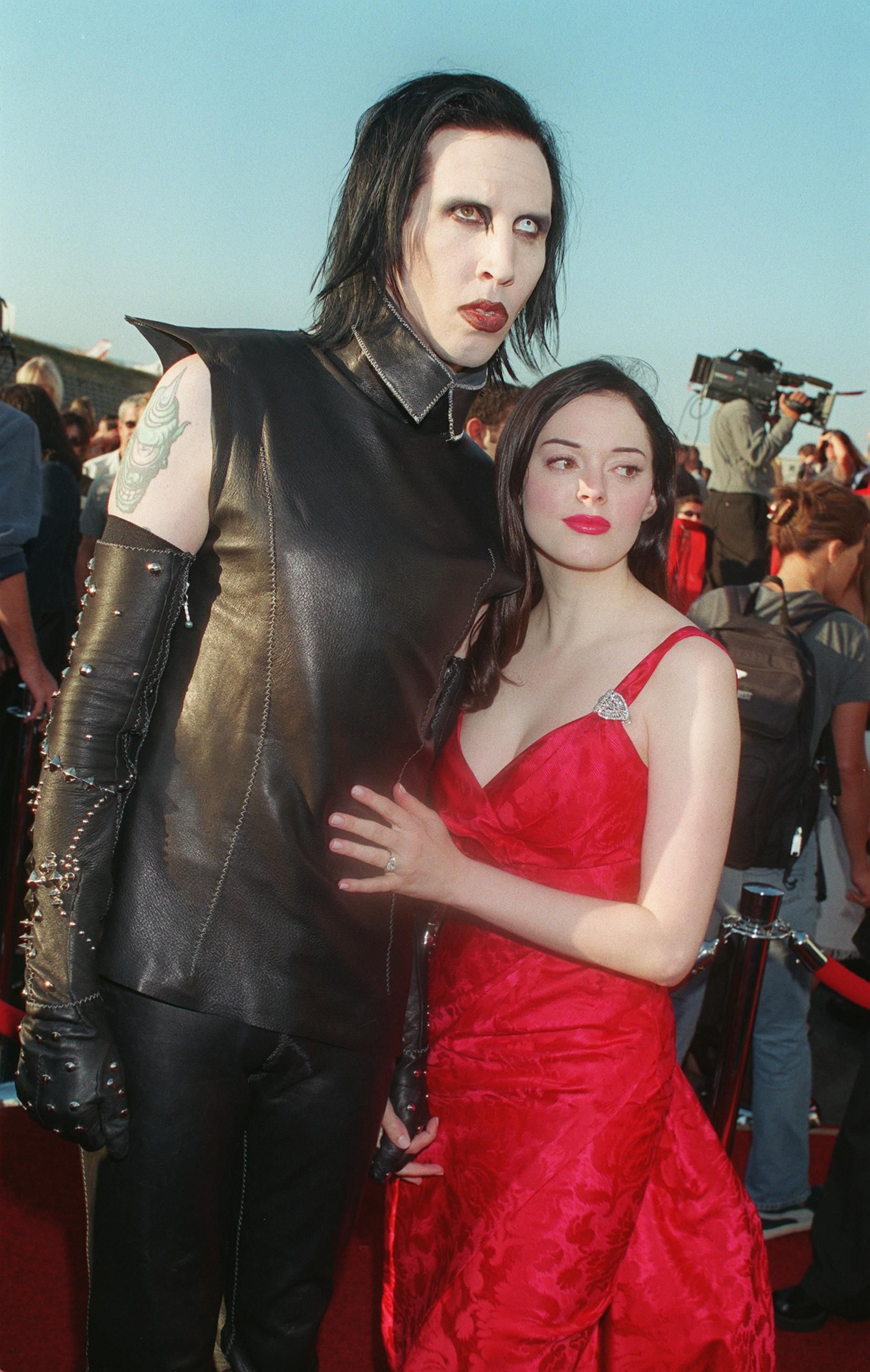  Marilyn Manson and Rose McGowan at the 1999 MTV Movie Awards in Santa Monica, California | Source: Getty Images