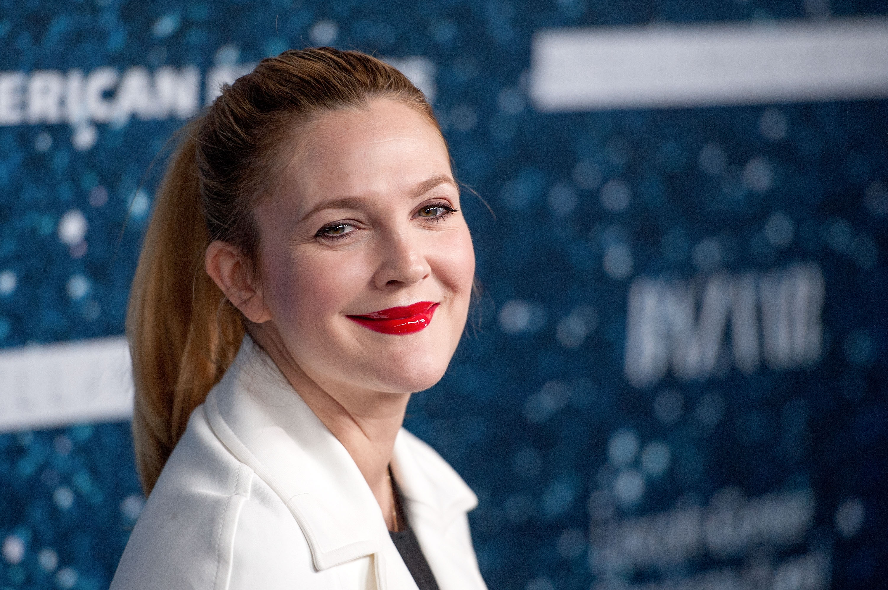 Drew Barrymore nimmt am Women's Leadership Award 2014 zu Ehren von Stella McCartney in der Alice Tully Hall im Lincoln Center am 13. November 2014 in New York City teil. | Quelle: Getty Images Drew Barrymore nimmt am Women's Leadership Award 2014 zu Ehren von Stella McCartney in der Alice Tully Hall im Lincoln Center am 13. November 2014 in New York City teil. | Quelle: Getty Images