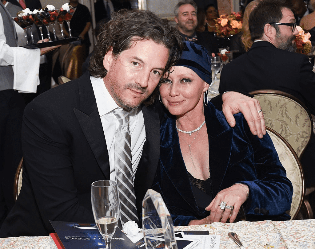 LOS ANGELES, CA - 05 NOVEMBRE : Kurt Iswarienko et l'actrice Shannen Doherty au gala des Giants of Science de l'American Cancer Society à Los Angeles, le 5 novembre 2016 à Los Angeles, Californie. | Photo : Getty Images