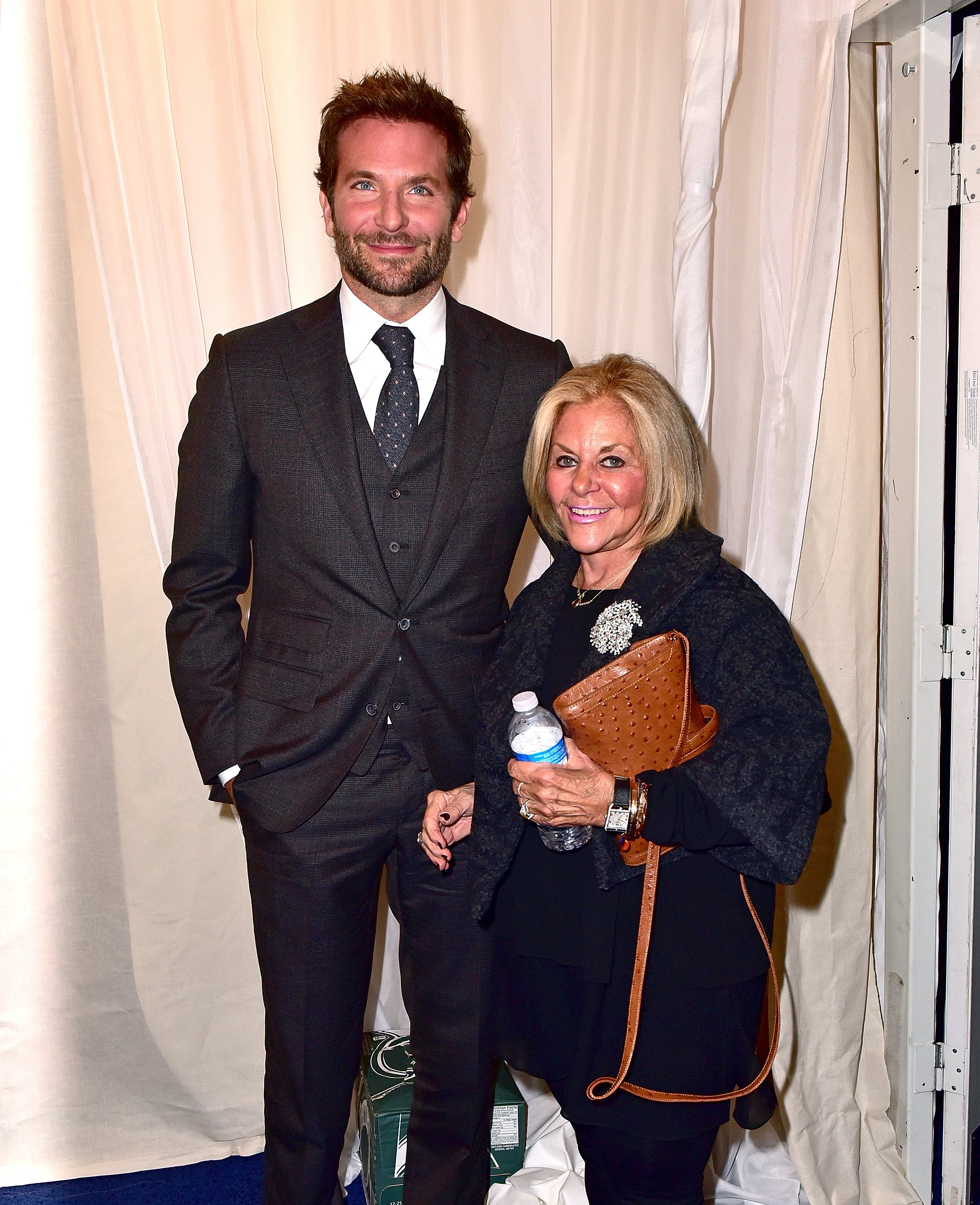 Bradley Cooper with his mother in New York 2015. | Source: Getty Images 