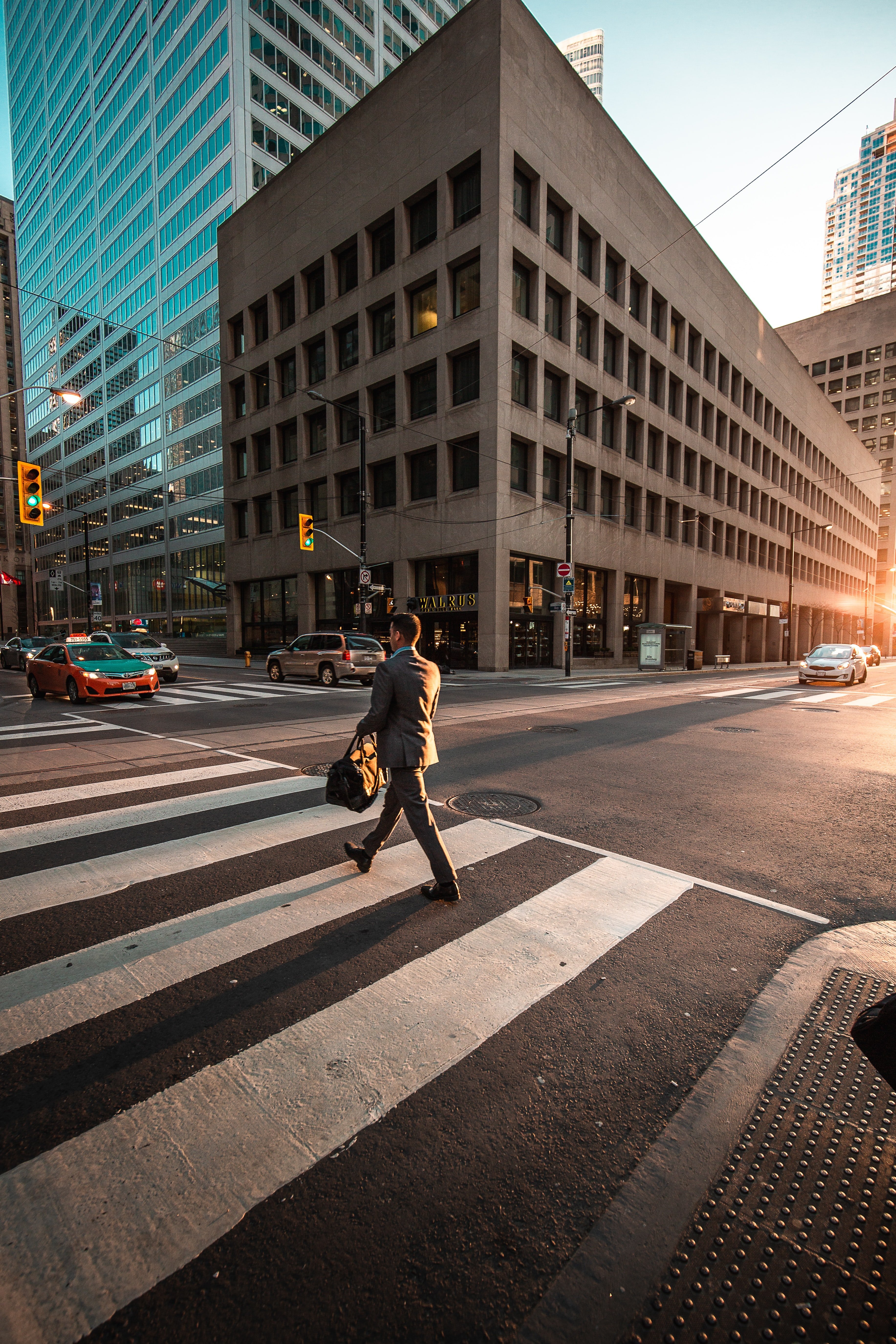 Hombre cruzando una avenida. | Foto: Unsplash