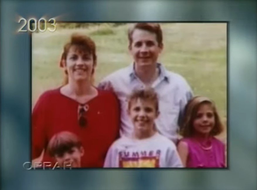 Foto de Kellie Forbes con su marido y sus hijos | Foto: Youtube/OWN