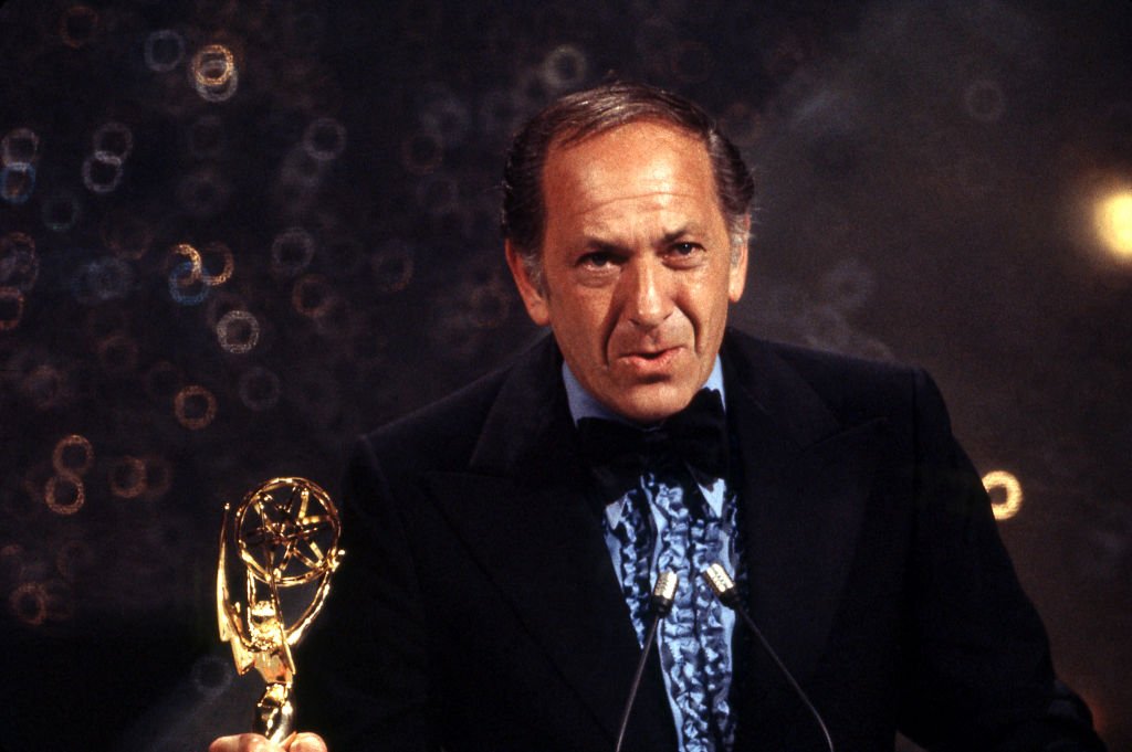 Jack Klugman on stage at The 25th Primetime Emmy Awards on May 20, 1973 at Shubert Theatre | Photo: Getty Images