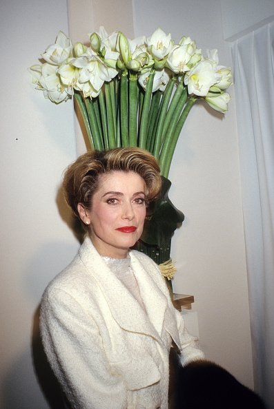 Catherine Deneuve assiste à un cocktail d'exposition pendant la Semaine de la mode à Paris. |Photo : Getty Images Catherine Deneuve assiste à un cocktail d'exposition pendant la Semaine de la mode à Paris. |Photo : Getty Images