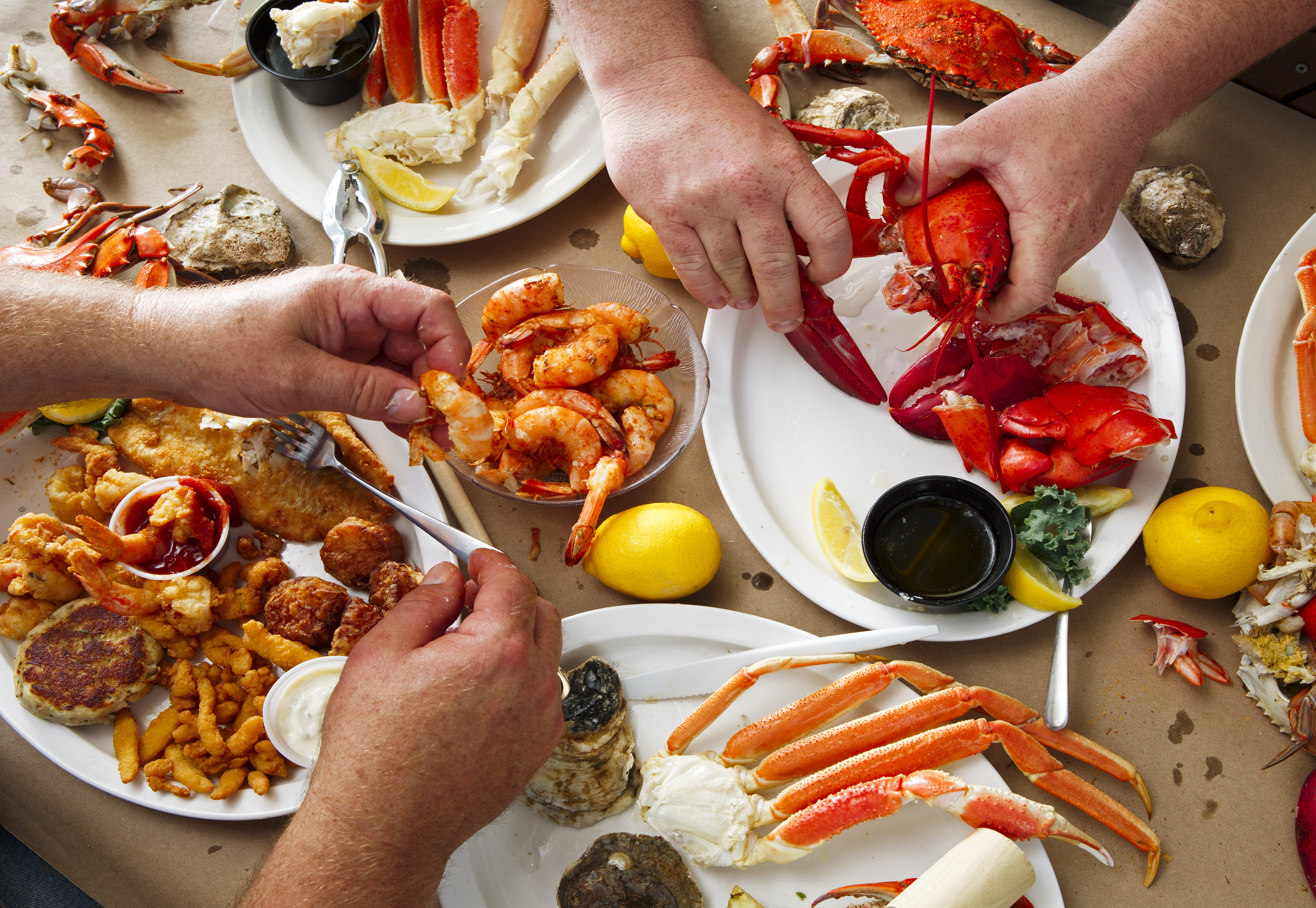 A couple eating dinner at a seafood restaurant | Source: Shutterstock