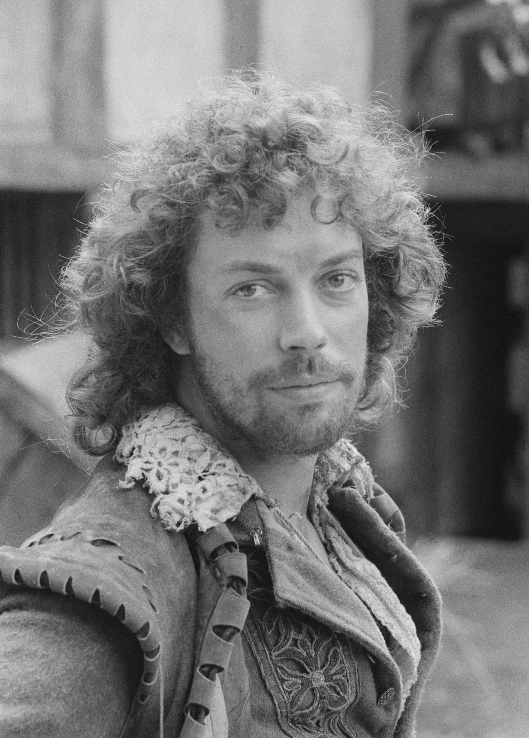 Tim Curry filming "Will Shakespeare" on June 2, 1976, in Elstree, England. | Source: Getty Images