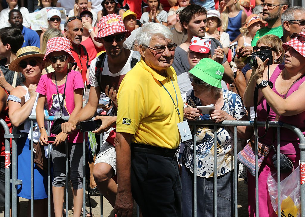 Raymond Poulidor participe à la dix-huitième étape du Tour de France 2015, une étape de 186,5 km de Gap à Saint Jean de Maurienne le 23 juillet 2015 à Saint Jean de Maurienne, France | Source : Getty Images.