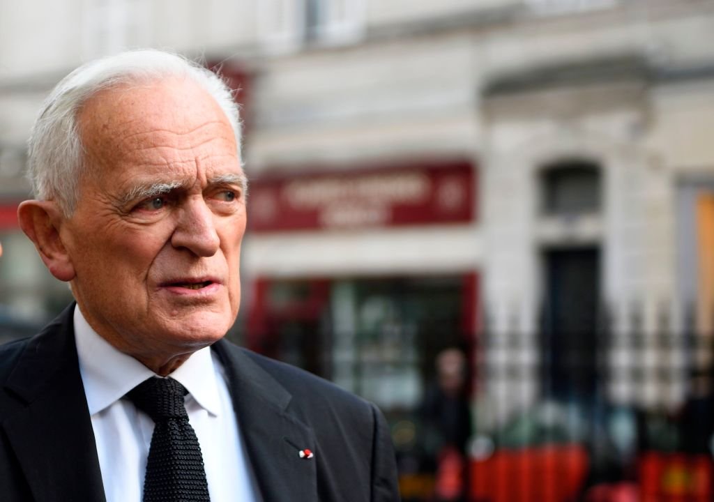 Philippe Labro arrive pour assister aux funérailles du journaliste français Pierre Bouteiller à l'église Saint-Pierre du Gros Caillou à Paris le 14 mars 2017. | Photo : Getty Images