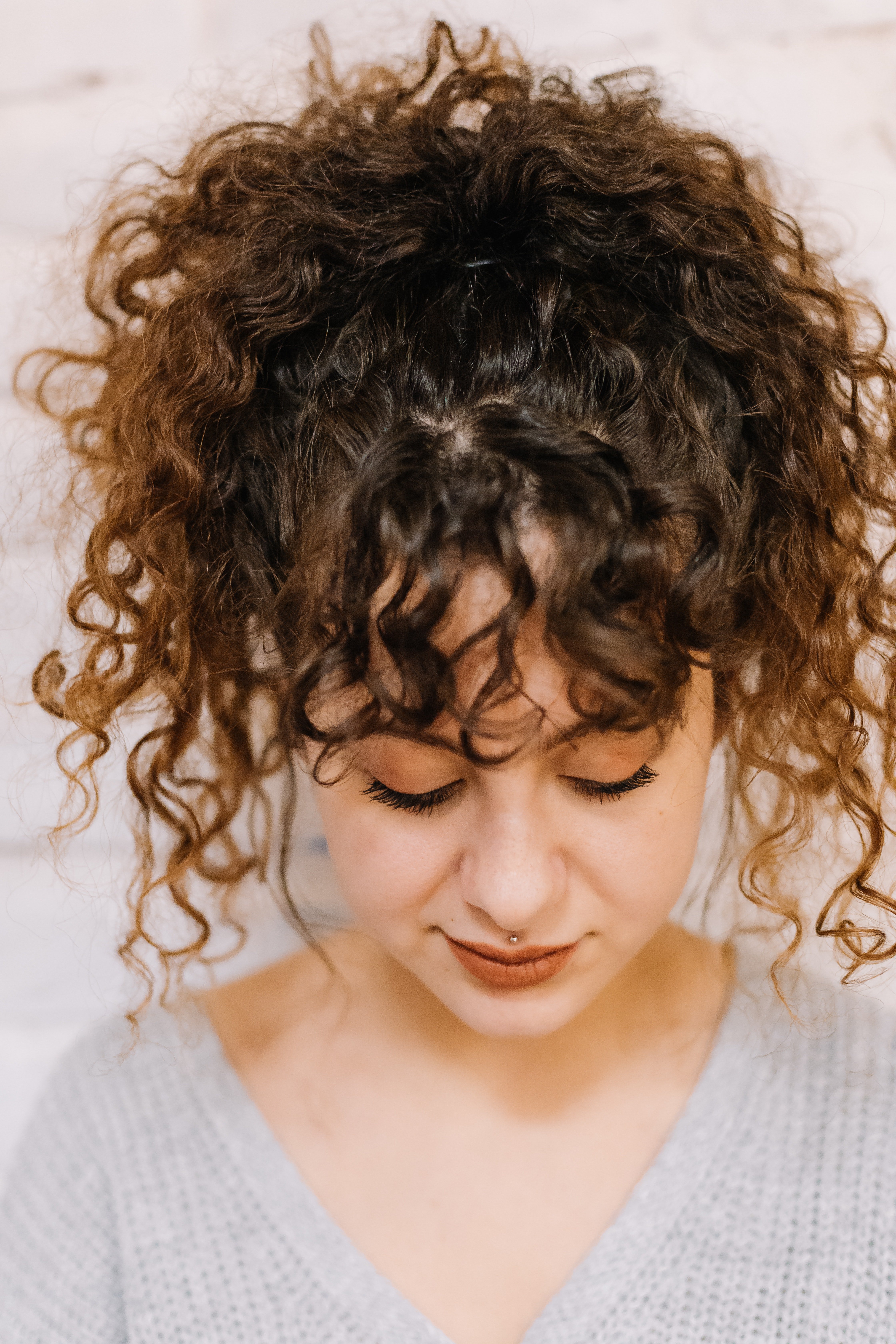 Foto de una mujer con cabello rizado. | Foto: Pexels