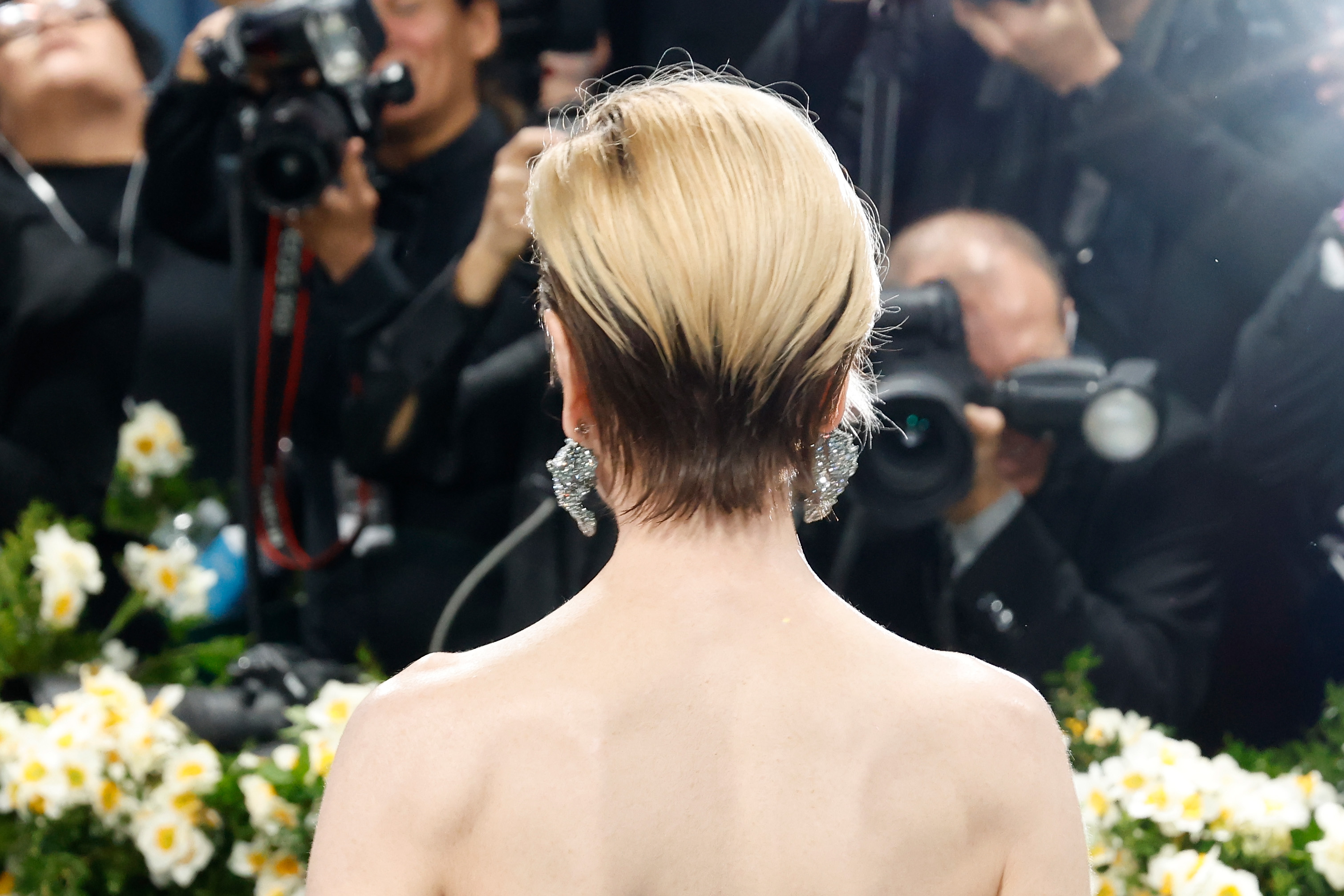 This rear view of Kidman captures the full impact of her wig’s sleek styling, revealing its expertly tapered nape and the striking contrast between platinum blonde and darker undertones.