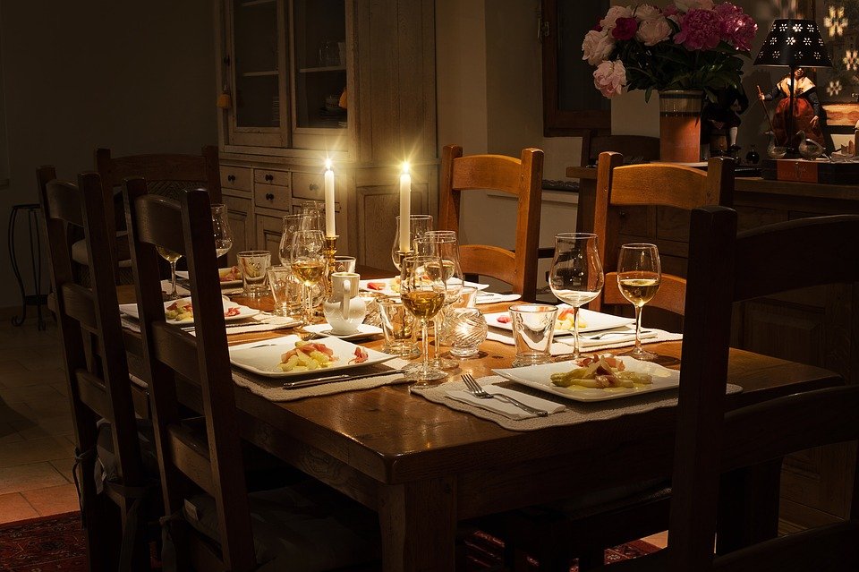 A candlelight dinner set-up. | Photo: Pixabay