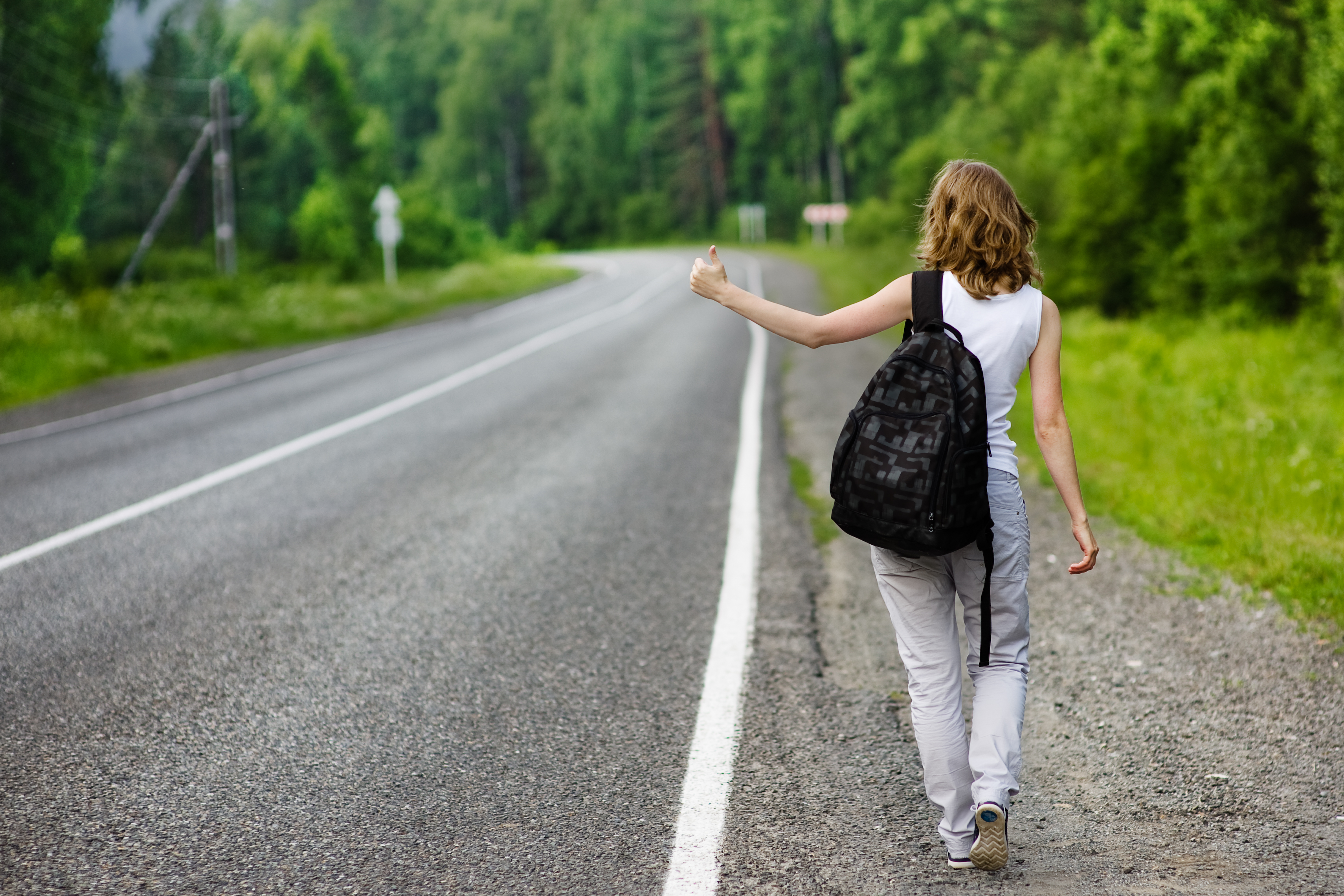 Young girl hitchhiking | Source: Shutterstock.com