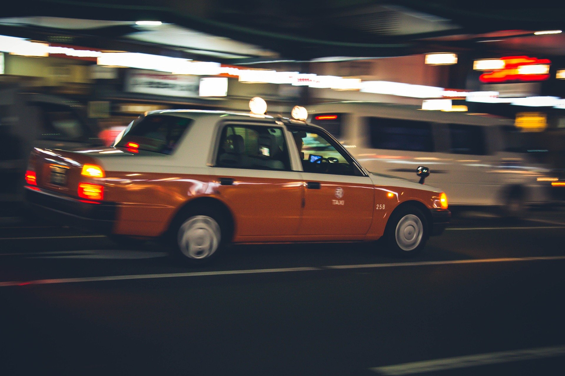 A taxi driving fast through traffic. | Source: Pixabay.